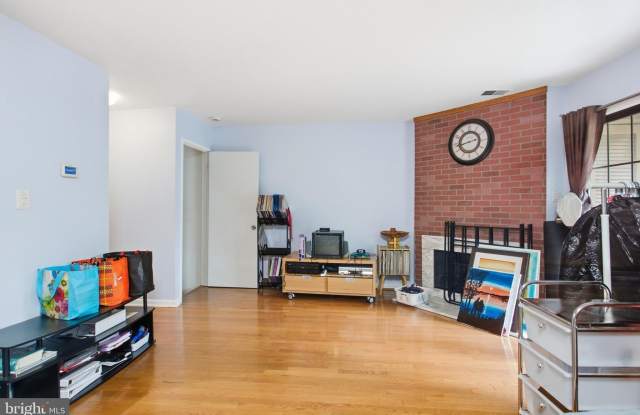 2042 HEADLANDS Circle Gallery 4