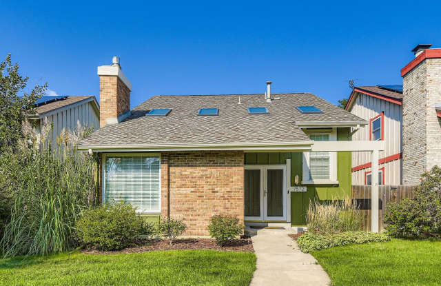 Evolve Real Estate: Charming 3 Beds/2 Bath Home in Centennial! AVAILABLE NOW! photos photos