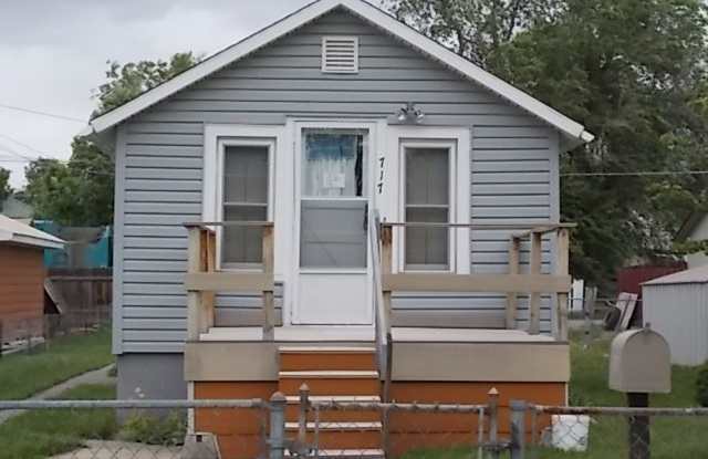 2 Bedroom House with an Oversized 1 Car Garage Gallery 1