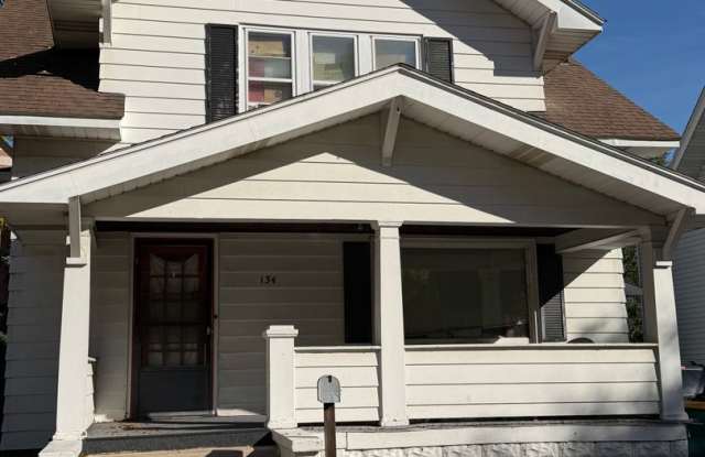 1/2 Mile to Campus - 4 Bed/2 Bath House Gallery 1