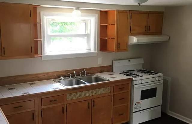 SCORE $200 OFF 1ST MONTH OF RENT! Cozy 3 Bedroom home in McKees Rocks Available May 1st! Accepting Section 8! - 807 Benwood Avenue, Allegheny County, PA 15136
