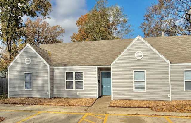 Newly Renovated 2 Bed / 1 Bath Apartment in Truman. READY NOW! - 511 Plaza Avenue, Trumann, AR 72472