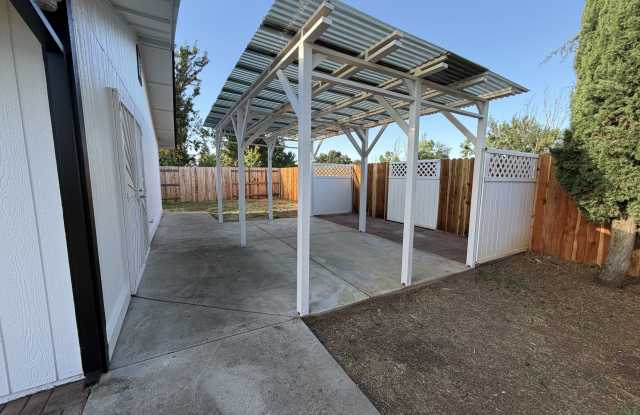 817 Redwood Avenue Gallery 3