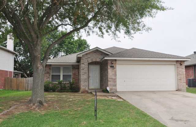Spacious 3-2-2 in Grand Prairie, Mansfield ISD! - 2971 Celian Drive, Grand Prairie, TX 75052