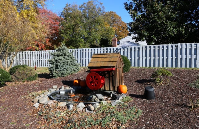 Colony Wood Townhomes - 919 Lakeview Avenue, Colonial Heights, VA 23834