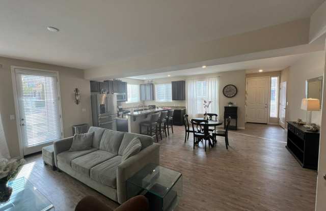 Gorgeous 2 Bed/2 Bath Townhome with Attached Garage Near Los Altos Parkway! Gallery 4