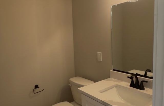 2 Bed 2.5 Bath Townhome Gallery 4