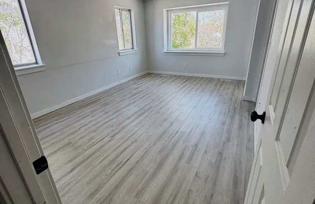Spacious 3 Bedroom Home with Vaulted Ceilings & Fireplace Gallery 3
