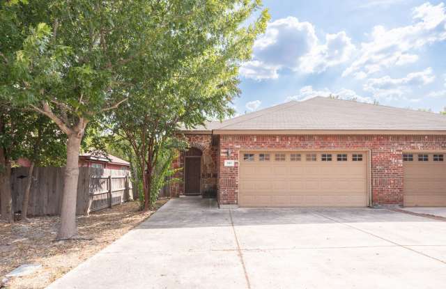 3 Bedroom Duplex with 2 Car Garage located in New Braunfels! Gallery 1