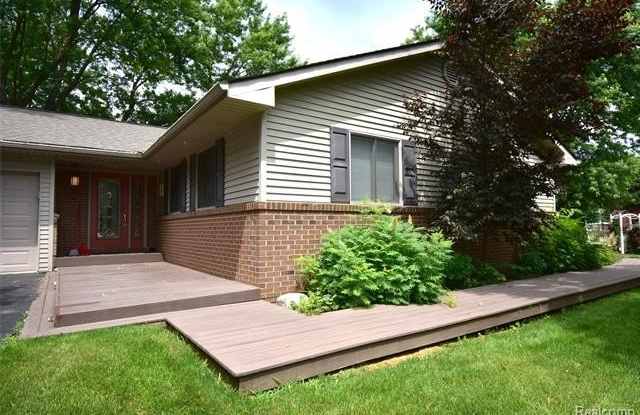 10430 ELIZABETH Street - 10430 Elizabeth Drive, Pinckney, MI 48169