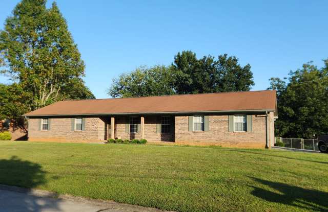 Maryville 37803 - 3 bedroom, 2 bath rancher with full unfinished basement - Contact Steve Davis (865) 681-1000 photos photos