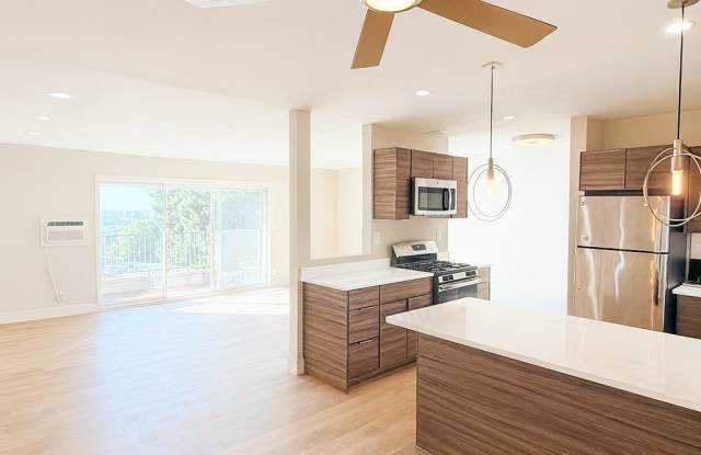 1124 Sherbourne Dr photos photos