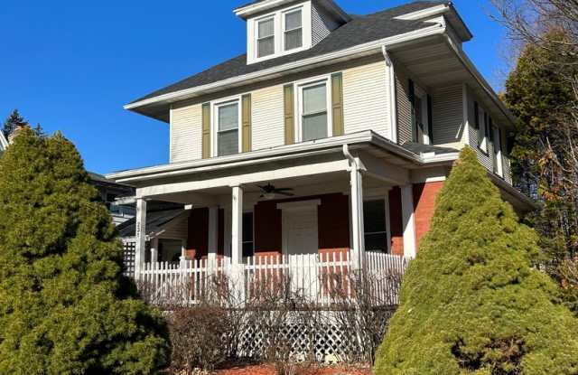 3 Bedroom/2.5 Bathroom House - Available Immediately - Not Student Permitted Gallery 3