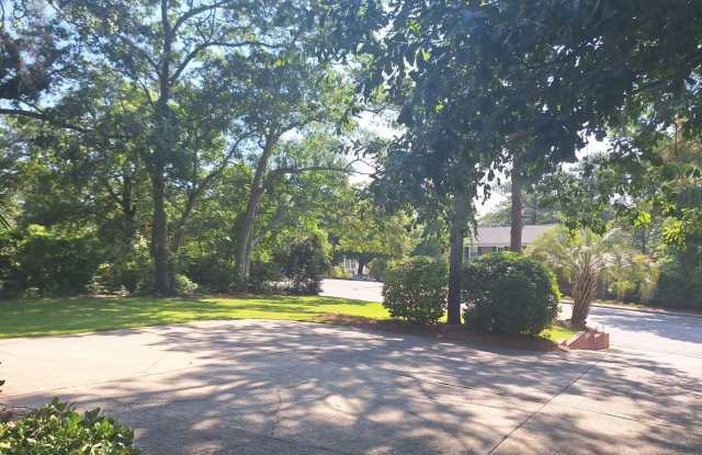 Magnificent Four Bedroom Home - Minutes Away from Numerous Attractions! Gallery 4