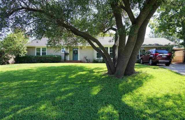 Available 5/7 - 3 Bed 3 Bath w/ Divided Backyard! photos photos