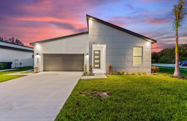 4 Bed / 2 Bath with Fenced Yard in Winter Haven, FL (Deposit Free Option!) Gallery 1