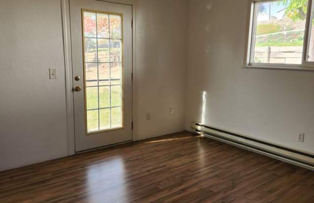 Selah 3br 1ba duplex with carport and WATER/SEWER/GARBAGE PAID! photos photos
