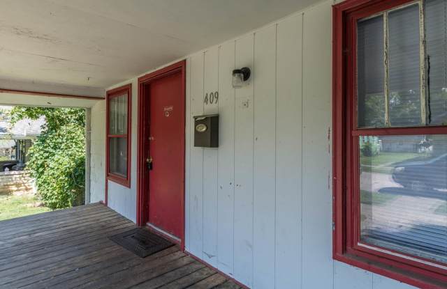 409 E 16th - 4Bed/2Bath - Huge Garage Space Included! Gallery 3