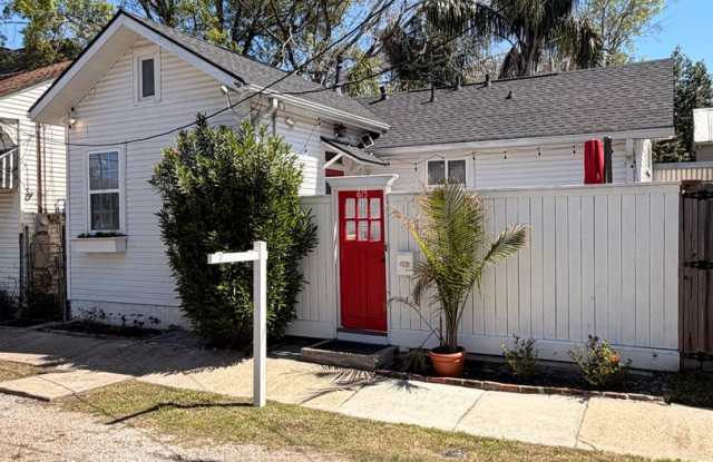 2BD/1.5BA Single Family Home with Fenced In Deck photos photos