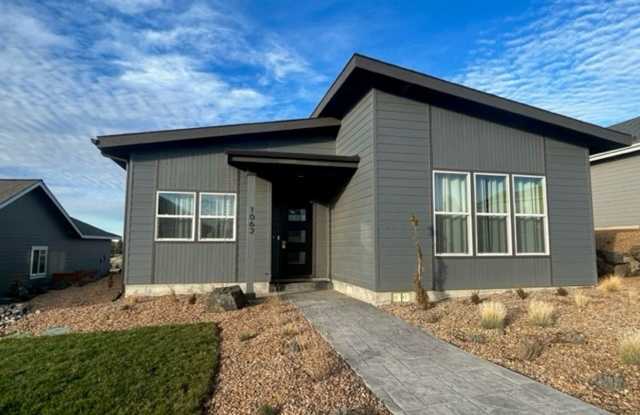 1062 SE Balsamroot Ln photos photos