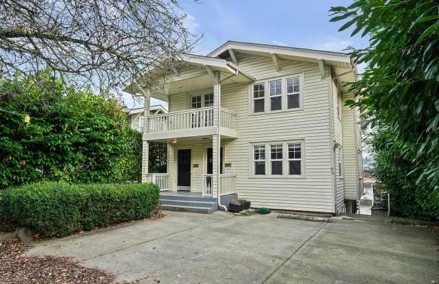 1712 Dexter Avenue North - A Gallery 1
