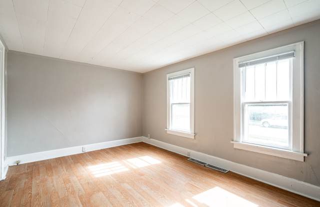 Walk to Lake Michigan from this Kenosha TownHome! photos photos