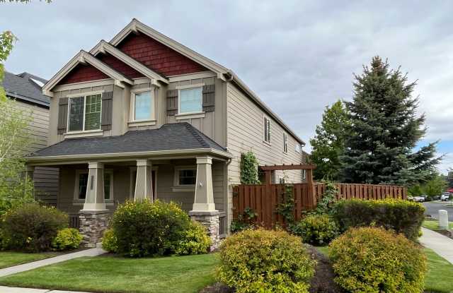 Spacious SE Bend 3 Bed/2.5 Bath on Corner Lot with Community Pool photos photos