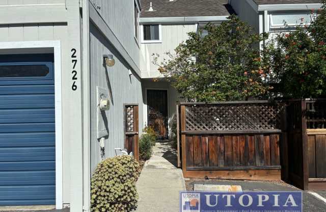 Charming Santa Cruz Townhouse: 3 Beds, 2.5 Baths with Private Patio, Spacious Layout, and Prime Location Gallery 3
