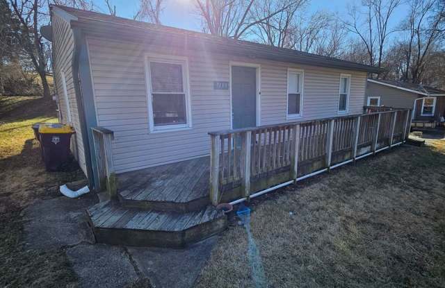 Updated 2-Bed Home with Bonus Room Near Local Attractions - 7139 Northeast 52nd Street, Kansas City, MO 64119