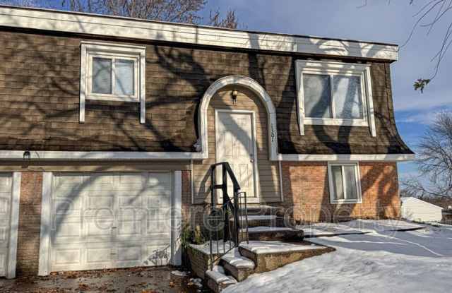 1301 N Arrowhead Rdg - 1301 North Arrowhead Ridge, Independence, MO 64056