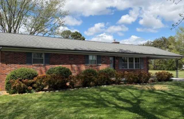 Maryville 37801 - Newly Remodeled 2 bedroom 2 full bath rancher with carport - Contact Debra Johnson (865) 591-8281 photos photos