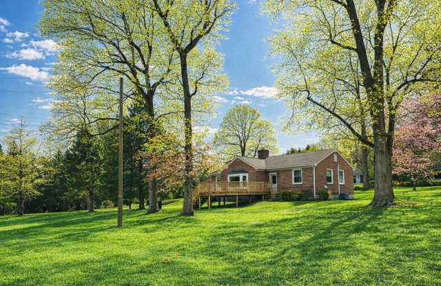 3BR Duplex w/ 1st fl Living – Sudbrook Park Gallery 4