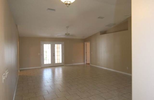 Beautiful 3 Bed 2 Bath Fresh Water Canal Home in Palm Coast! Gallery 4