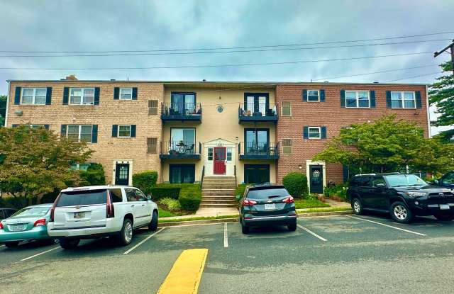 Sail into this 2BR 1BA at the Mayflower Condominiums in Alexandria includes utilities photos photos