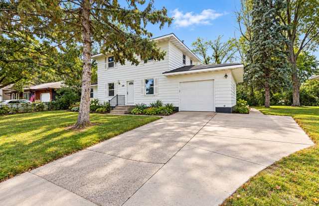Updated 4 Bed Blaine Home W/ Finished Basement, Large Yard, & Attached Garage Gallery 1
