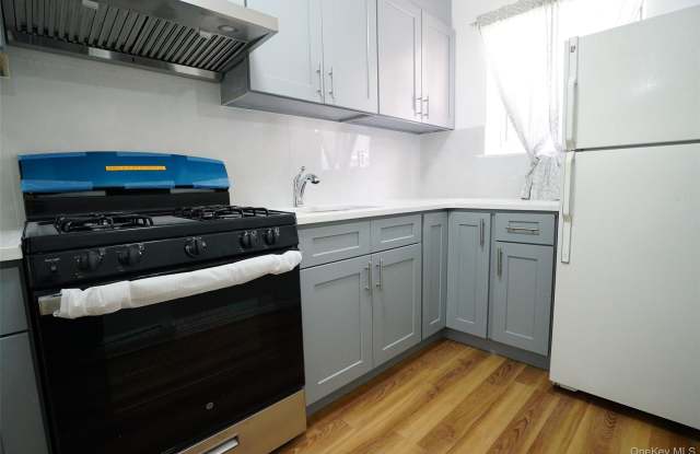52-11 Seabury Street Gallery 4