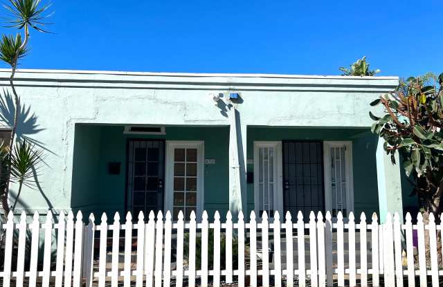 Retro Style Two Bedroom, Centrally Located Gallery 3