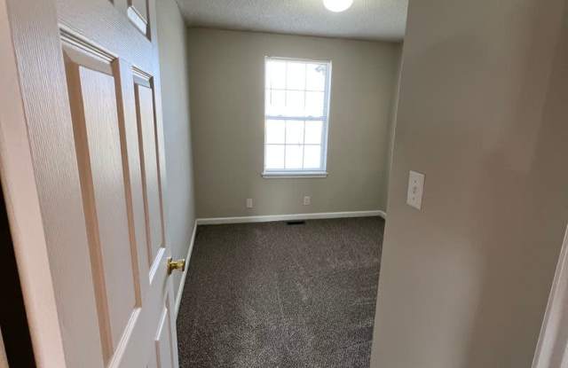 3 Bedroom Home with Large Deck close to Ft Campbell! Gallery 4