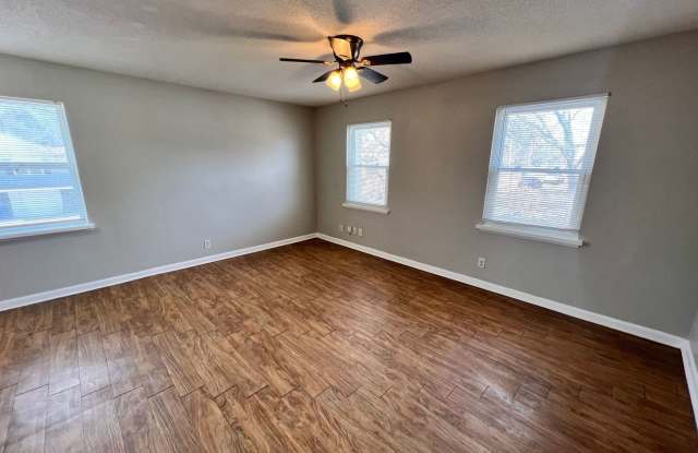 2-Bed, 1-Bath Apartment with Garage Parking! Gallery 3