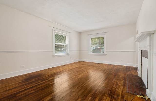 Perfect Location! 2BR/1BA Home Near Duke & Downtown Durham Gallery 4