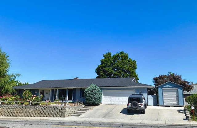 Spacious 4 bed, 2.5 bath with HEATED POOL  HOT TUB! Large shed and 2 car garage! Fully fenced yard, A/C, GREAT LOCATION! photos photos