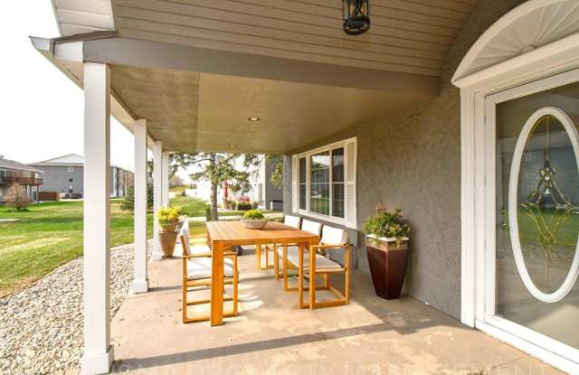 RARE FIND! 4 BEDROOM, 2 BATH HOUSE ON 1/2 ACRE LOT; INCLUDES GAS FIREPLACE, WOOD BURNING FIREPLACE, GREAT ROOM AND MORE!! Gallery 4
