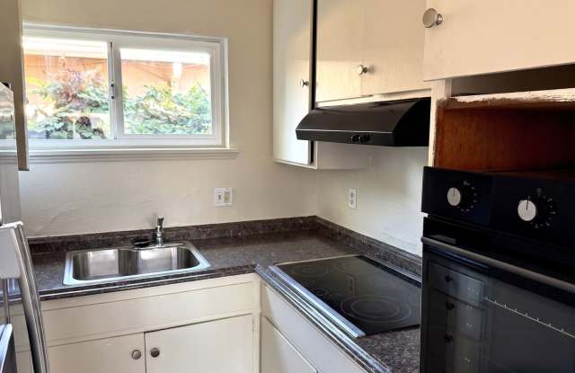 Utilities Paid! Spacious 2-Bed Oakland Unit w/ In-Unit Laundry & Gated Parking Gallery 3