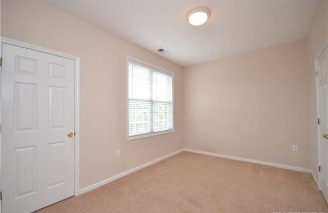 Well maintained 2nd-story condo Gallery 3