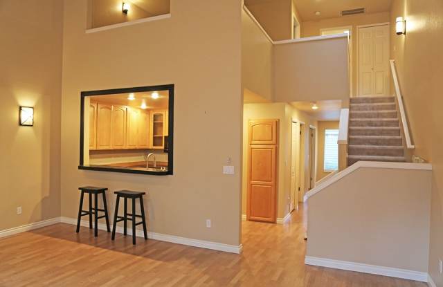 KIRKLAND 2 BED + LOFT, 2 BATH TOWNHOME IN QUIET NEIGHBORHOOD - 11805 Northeast 105th Court, Kirkland, WA 98033