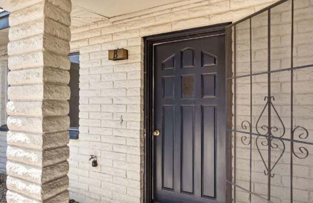 1129 North Wedgewood Circle Gallery 3