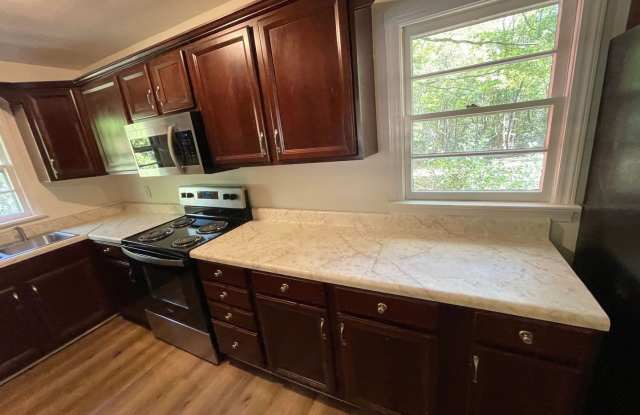 3/1 ranch brick home-fenced back yard! Gallery 4