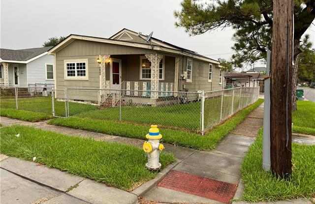 3803 Derbigny St photos photos