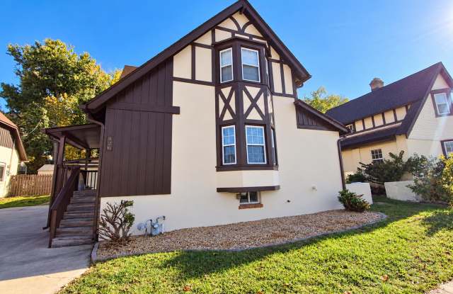 Beautifully Remodeled 3-Bedroom Tudor in Downtown Kingsport! Gallery 1