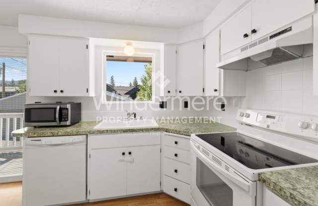 4 Bedroom South Hill Home With Detached Garage/Shop Gallery 3